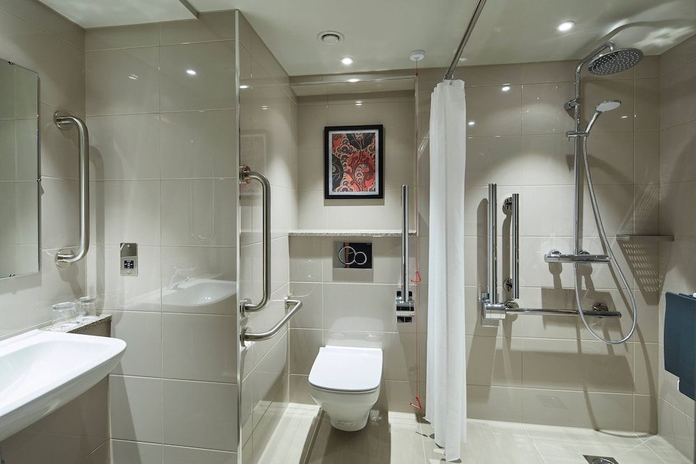 London Marriott Hotel Kensington Deluxe Room, 1 Queen Bed 5