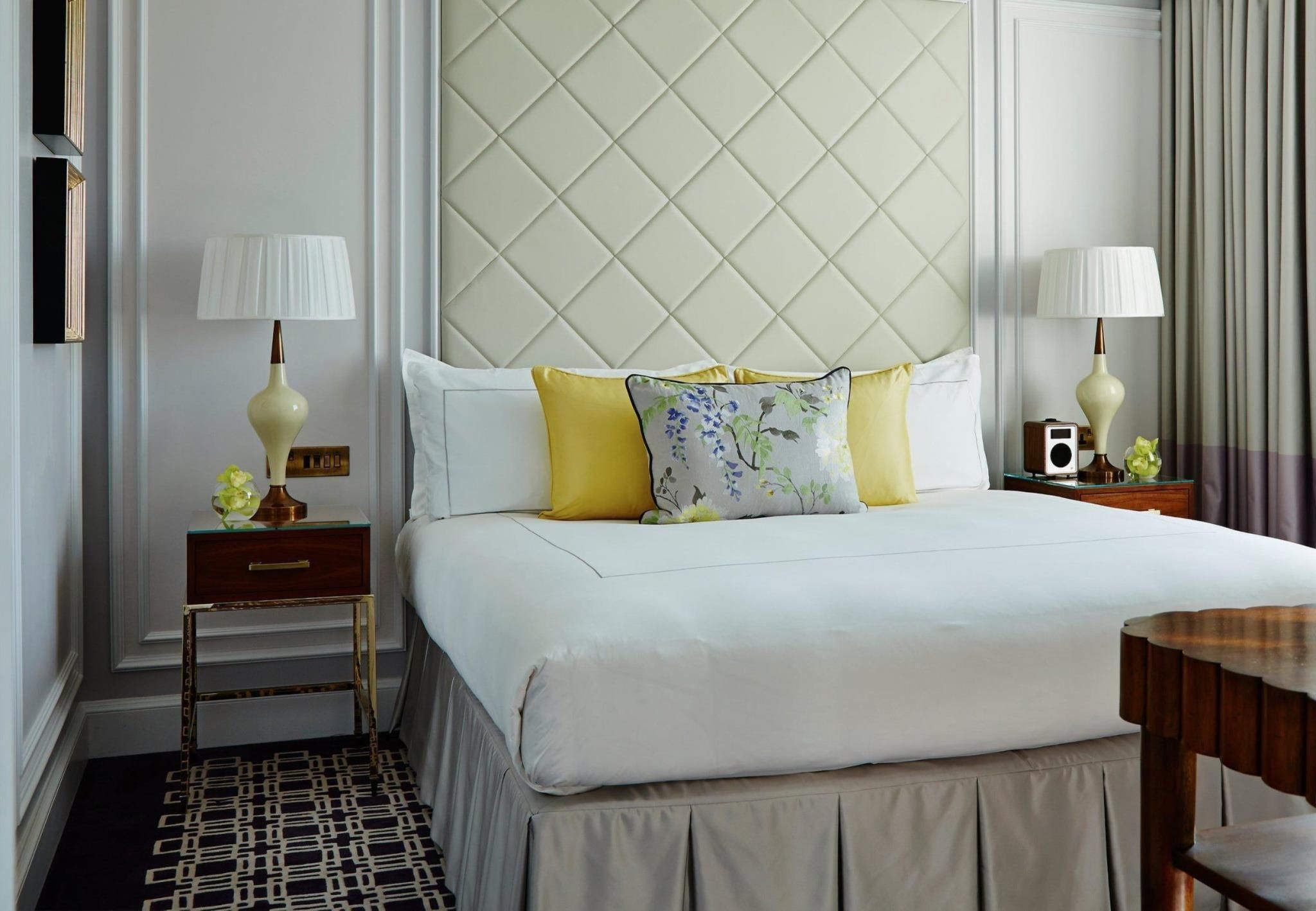 Executive Suite, Executive lounge access, 1 Bedroom Suite, 1 King, Sofa bed