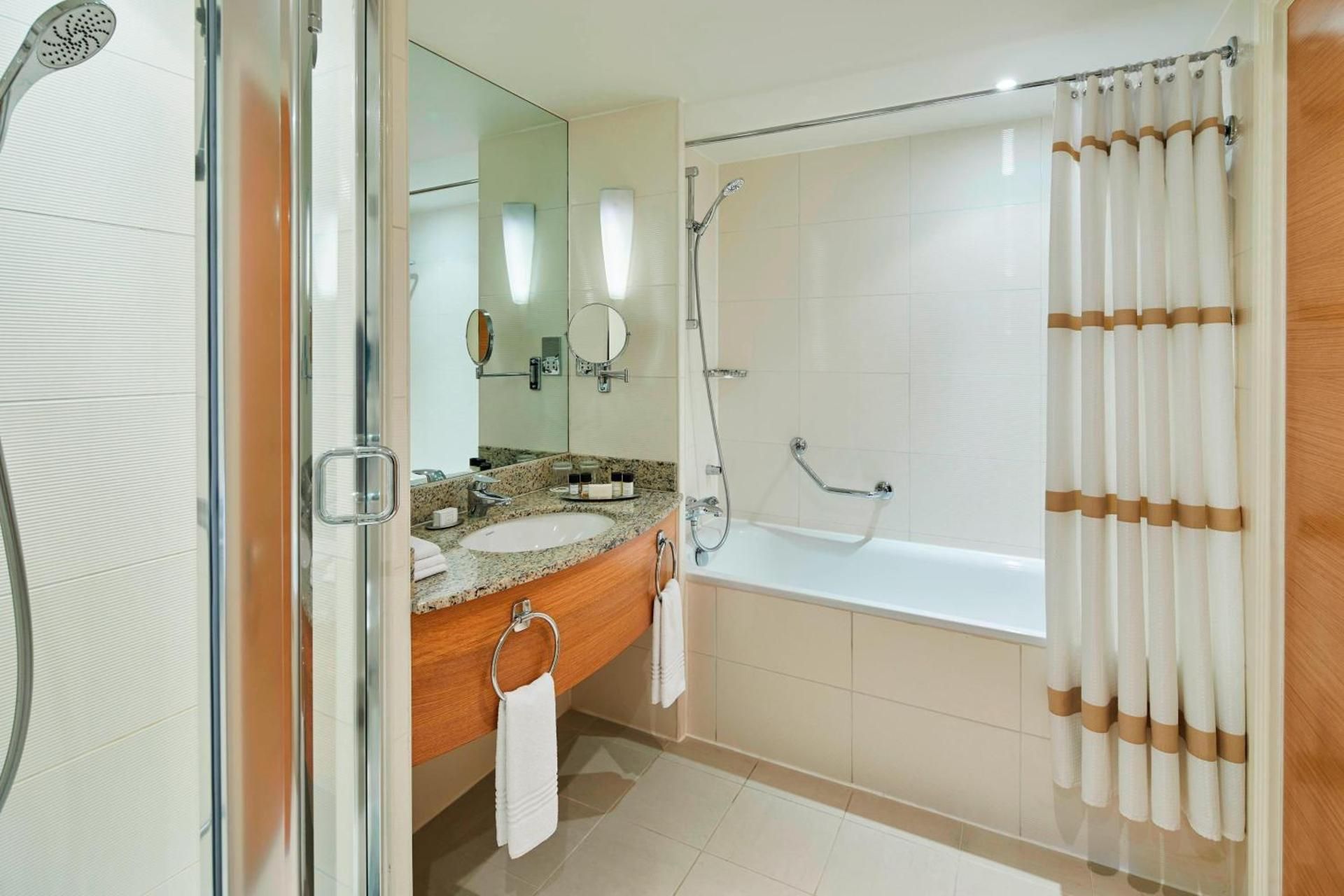 Curve Suite, Executive lounge access, 1 Bedroom Suite, 1 King