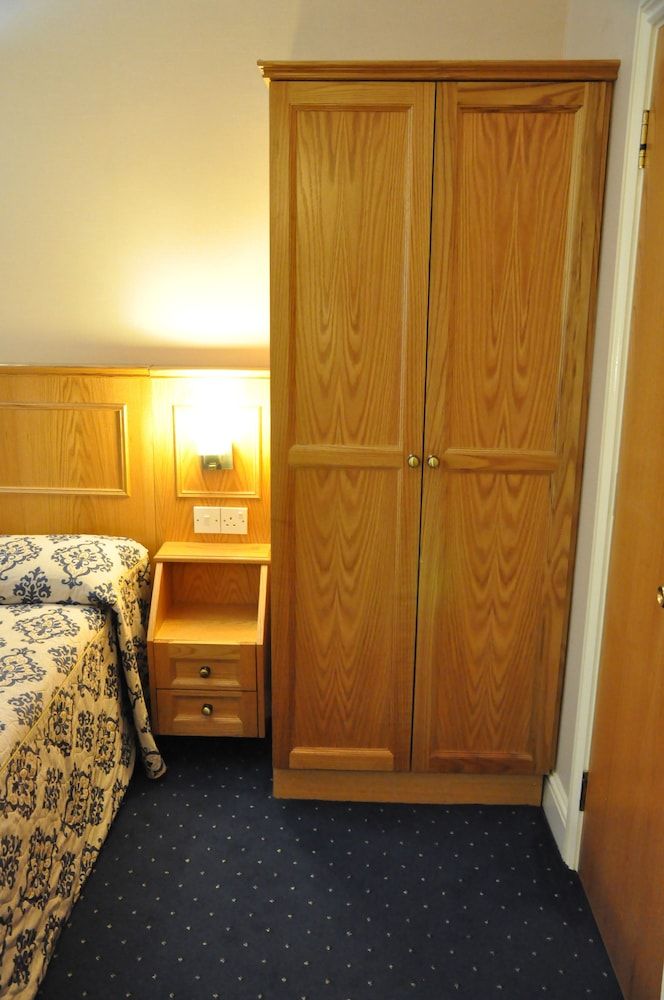 Olympic House Hotel Standard Triple Room 7