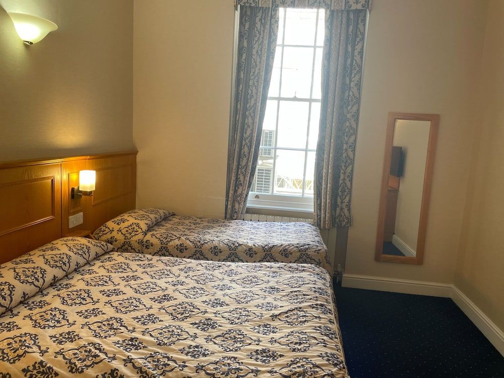 Olympic House Hotel Standard Triple Room 4