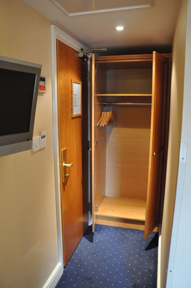 Olympic House Hotel Standard Triple Room 10