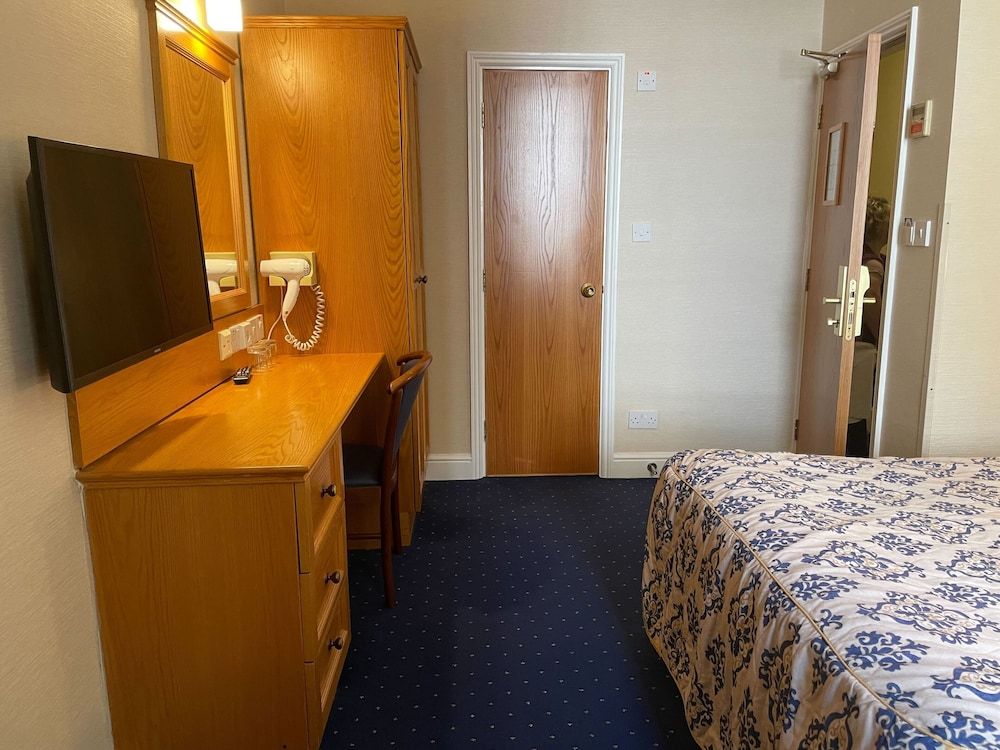 Olympic House Hotel Standard Triple Room 2