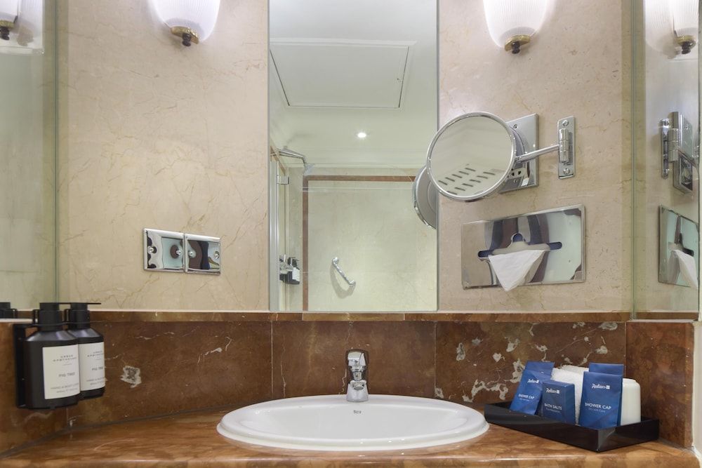 Radisson Blu Hotel, London Leicester Square Standard Room 10