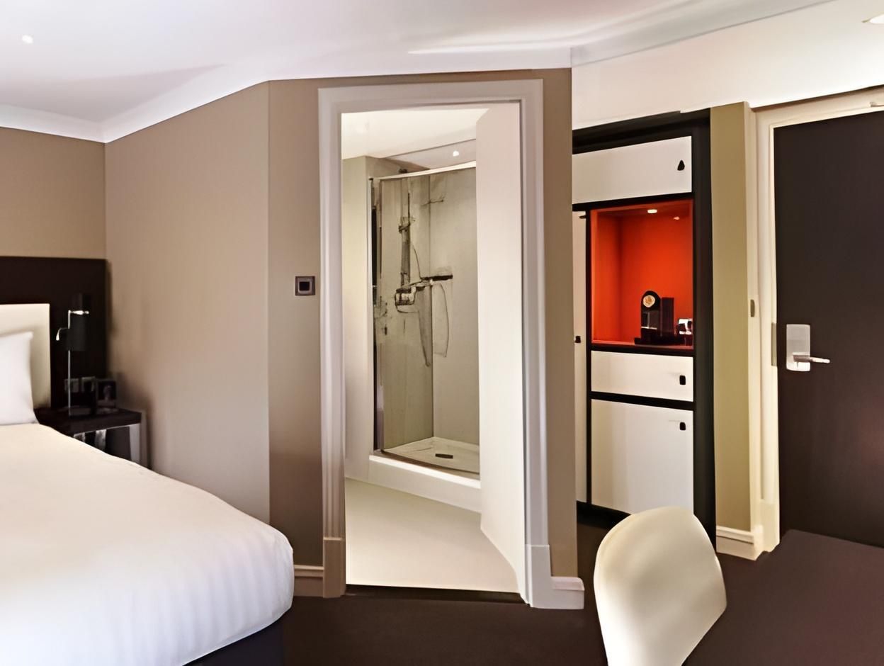 Queen Accessible Guest Room