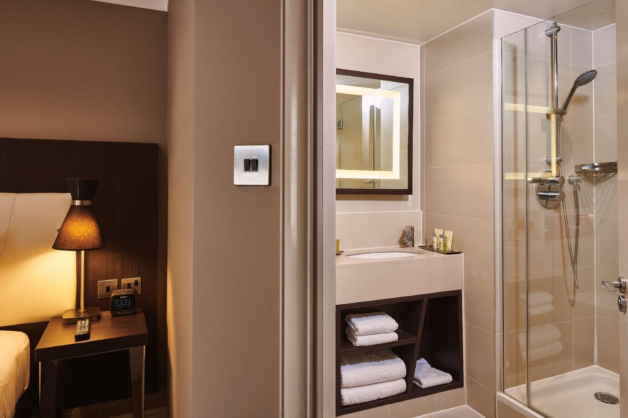 undefined DoubleTree by Hilton London - Ealing Hotel 10