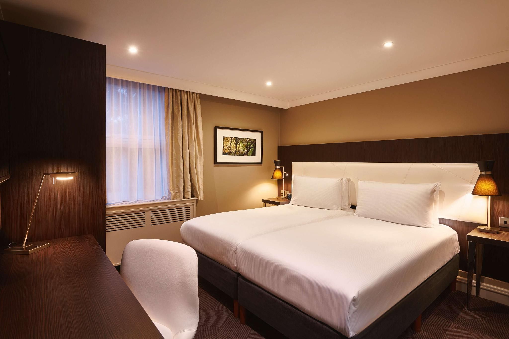 DoubleTree by Hilton London - Ealing Hotel Queen Guest Room