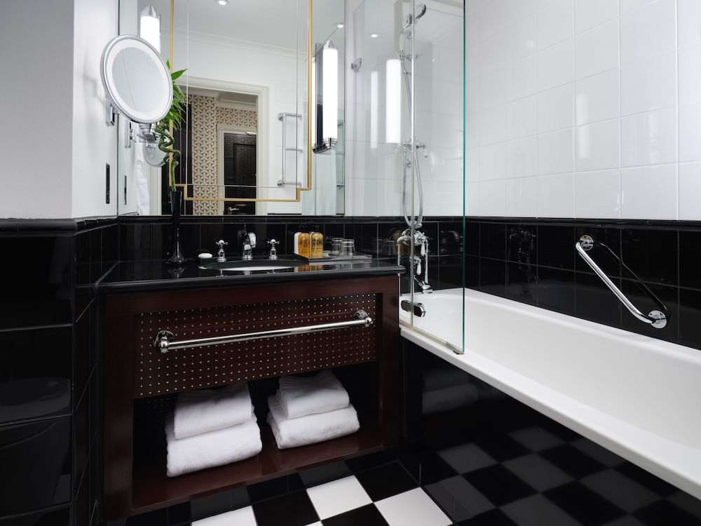 Sofitel London St James Classic Room, 1 Queen Bed 3