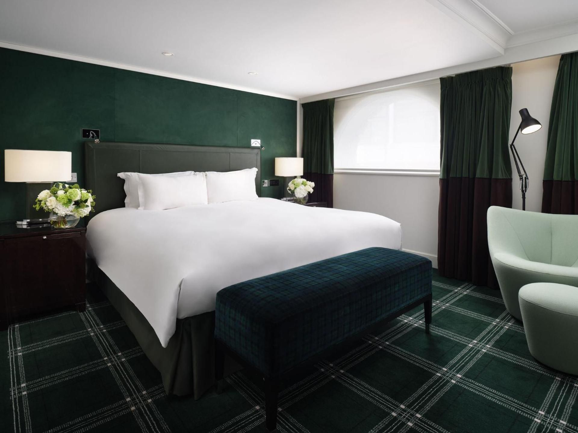 Studio King Suite with Lounge Space and Waterloo Place View