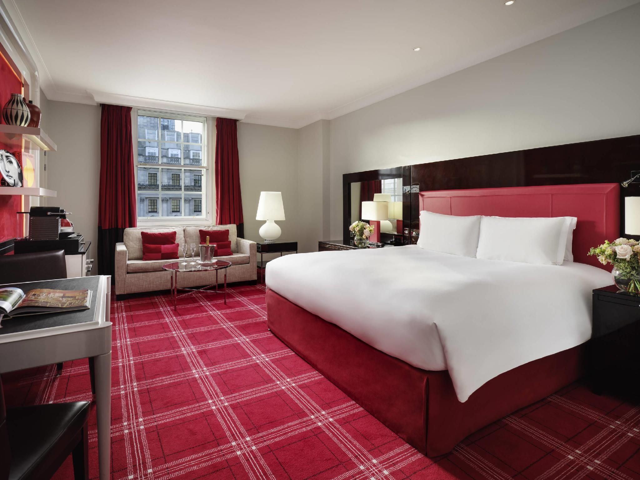 JUNIOR SUITE, 1 King Bed, Lounge Space, Waterlo o Place View.
