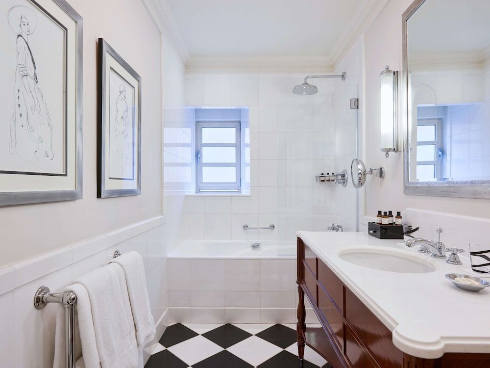 The Savoy Superior Queen Room 9