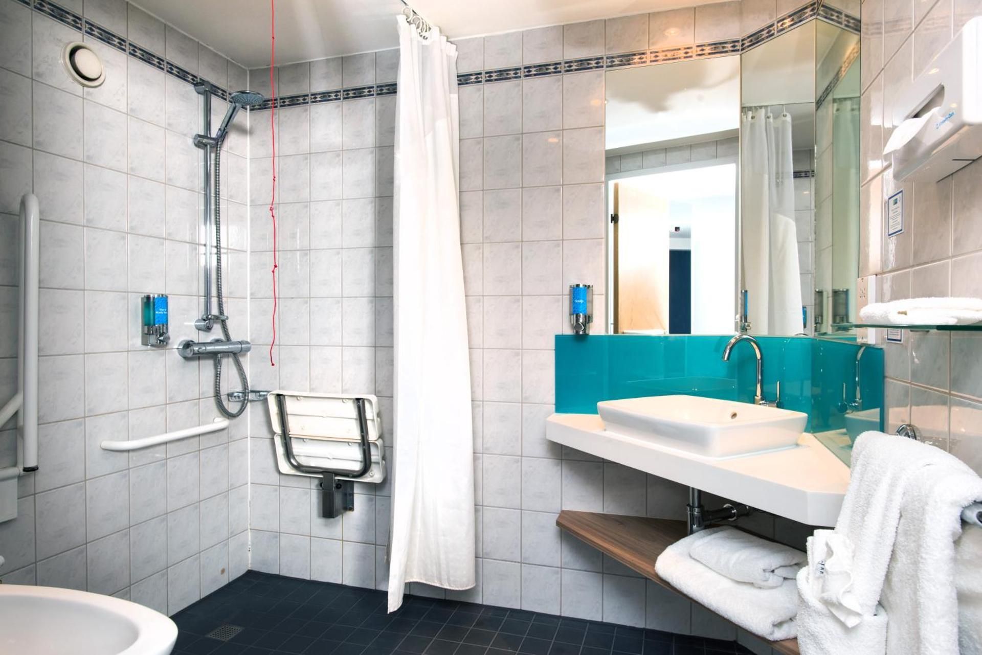 2 Single Standard Accessible with Free Hot Breakfast