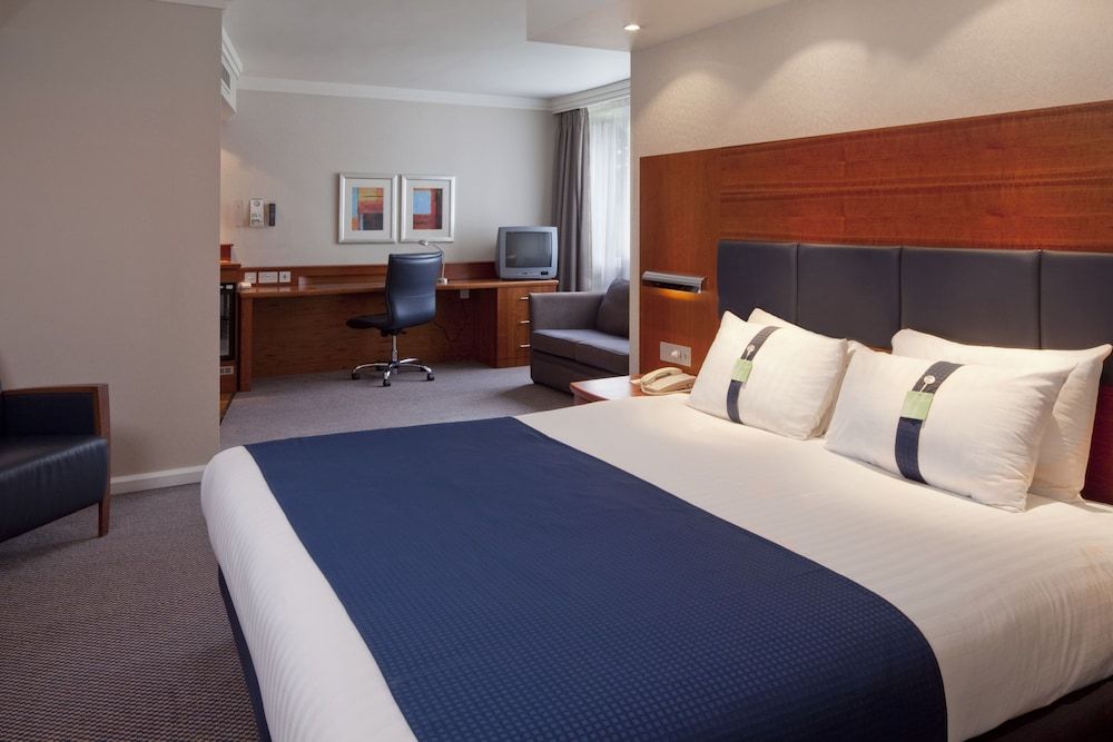 Suite, 1 King Bed (Walk-In Shower)