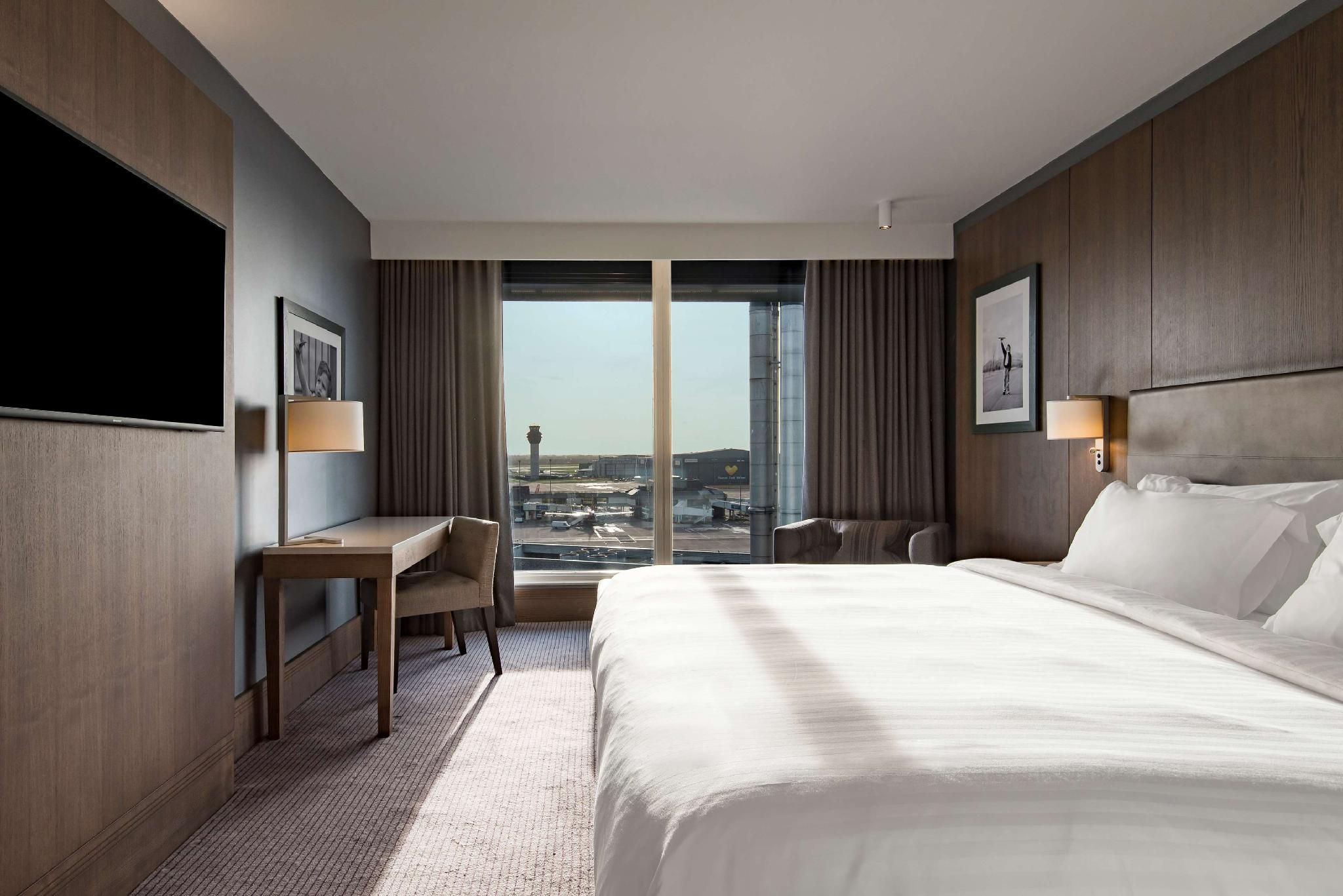 Executive Room - Runway View & Lounge Acc
