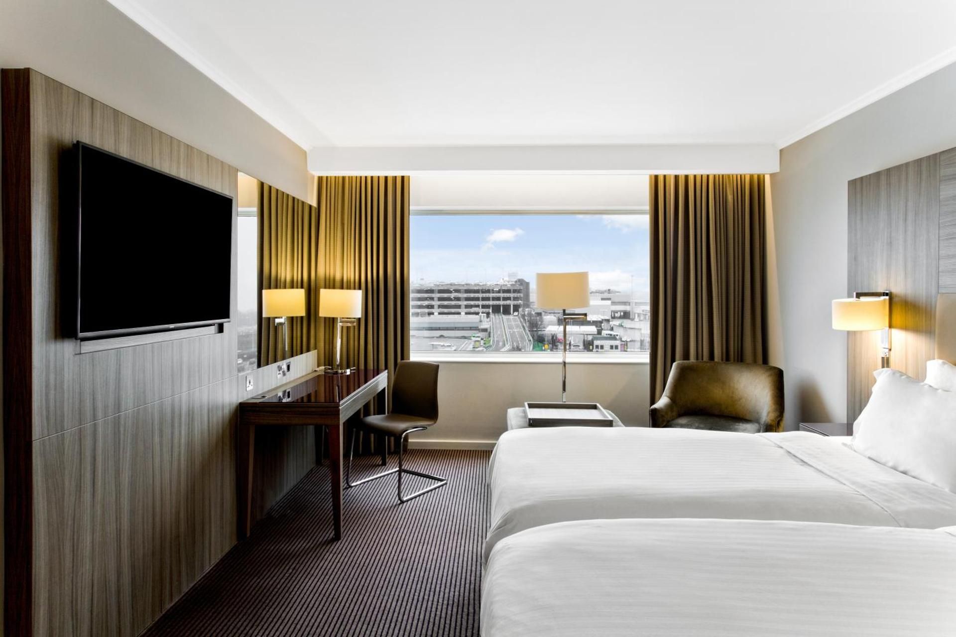 Radisson Blu Manchester Airport Superior Room - Runway View 2