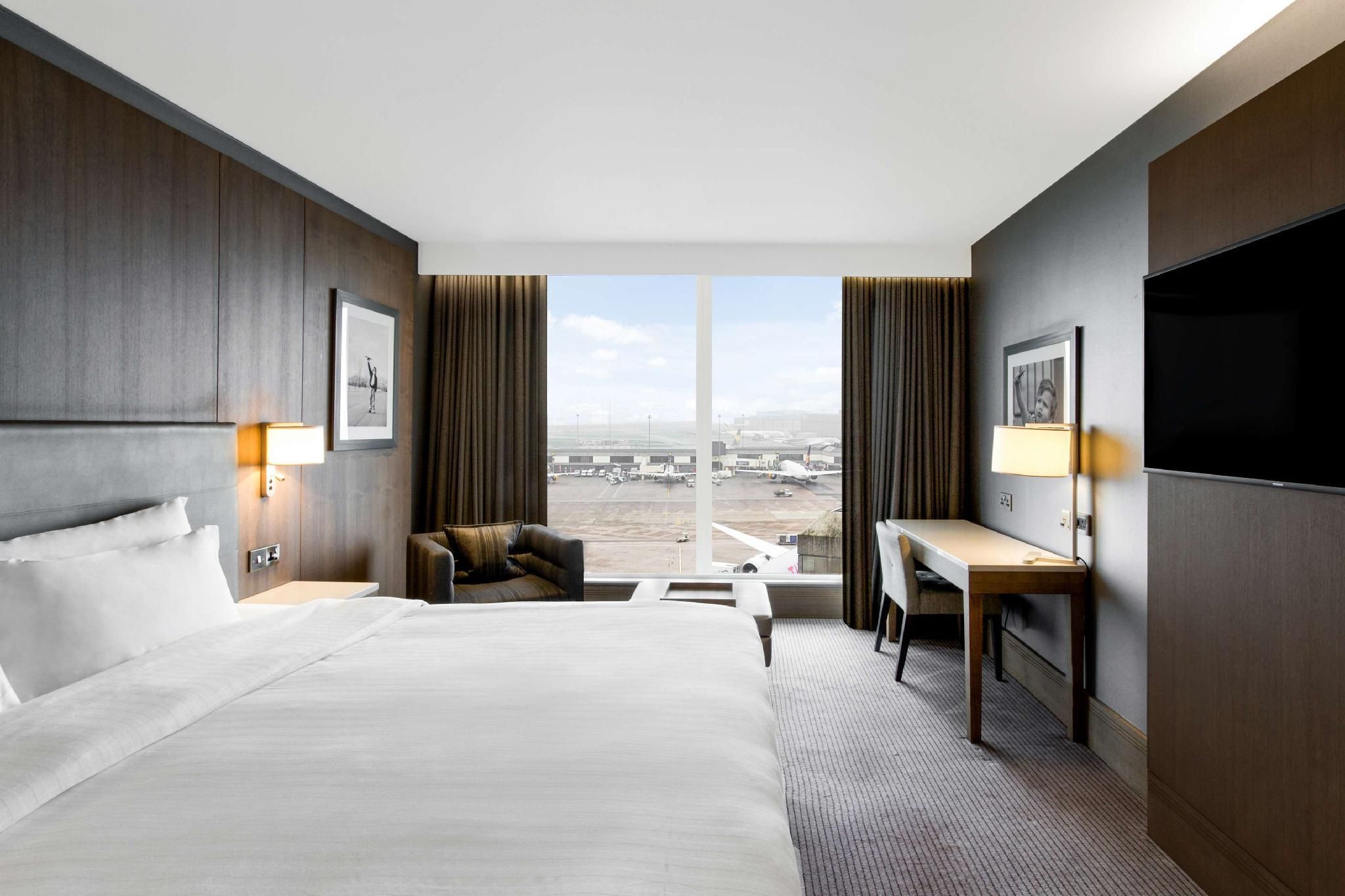 Executive Room - Runway View & Lounge Acc