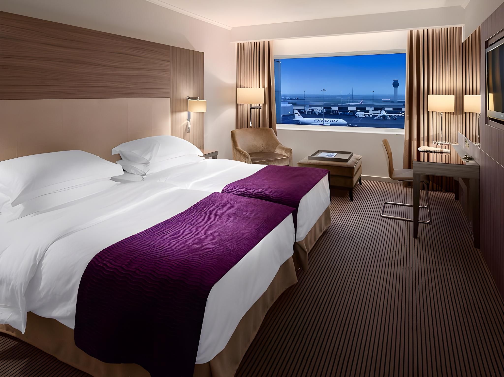 Radisson Blu Manchester Airport Superior Room - Runway View