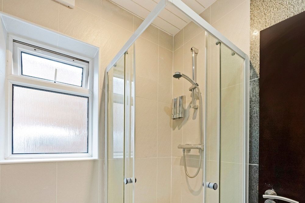 OYO The Baltimore Hotel Standard Single Room, 1 Twin Bed 5