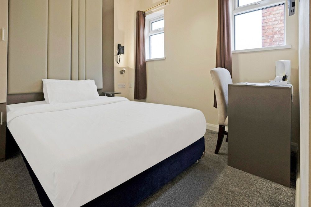 OYO The Baltimore Hotel Standard Single Room, 1 Twin Bed 3