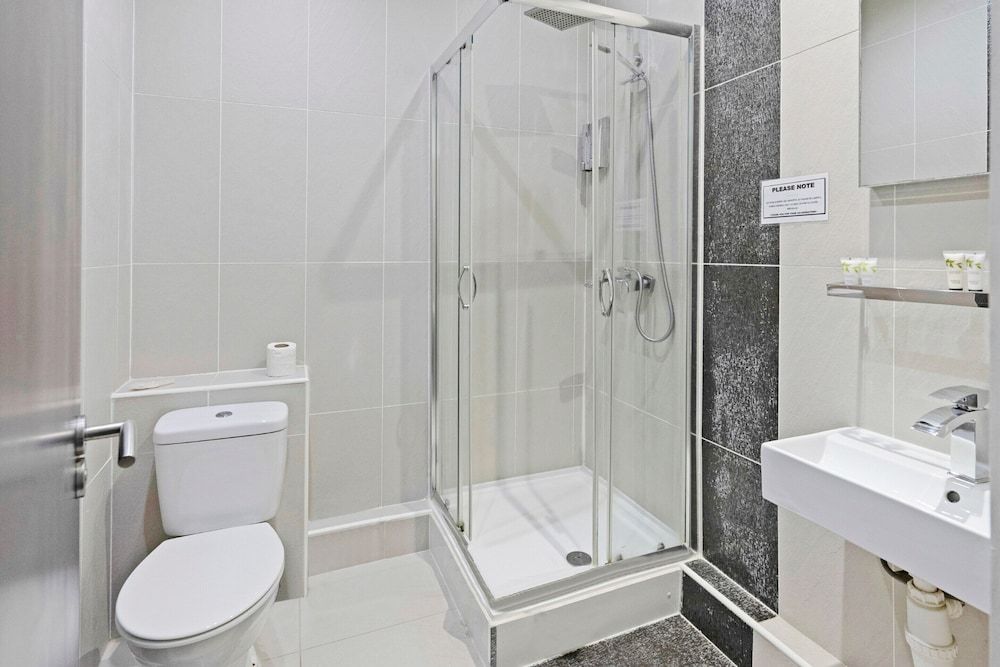 OYO The Baltimore Hotel Standard Double Room, 1 Double Bed 6