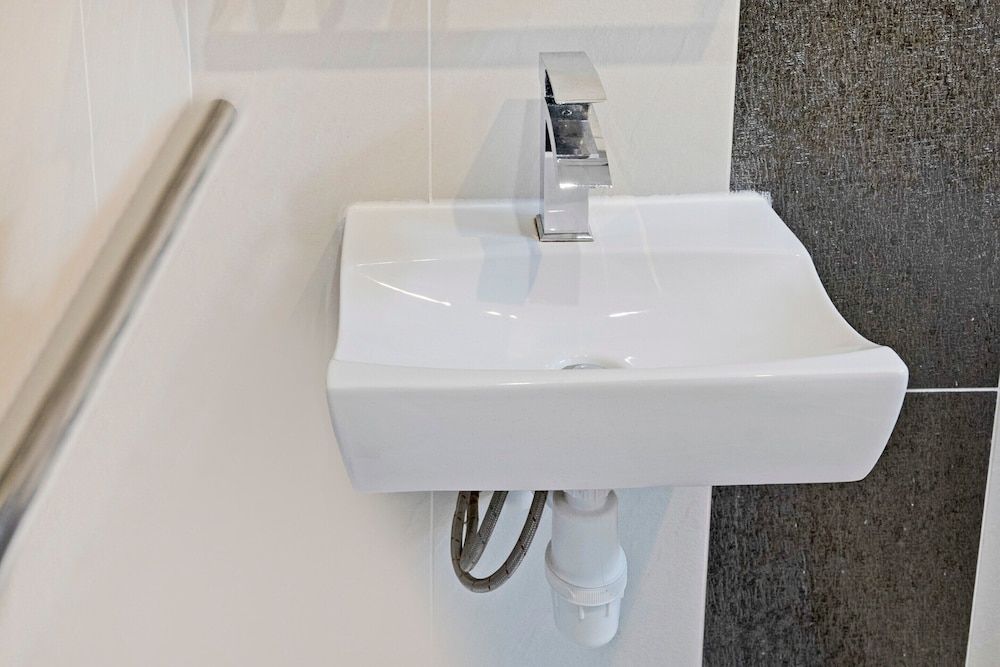 OYO The Baltimore Hotel Standard Single Room, 1 Twin Bed 7