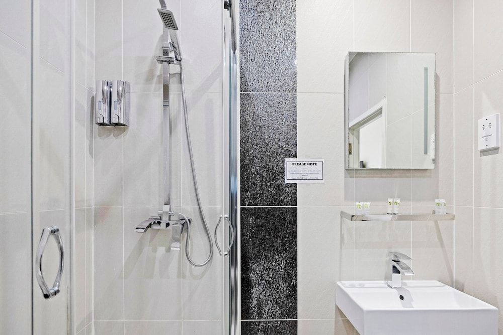 OYO The Baltimore Hotel Standard Double Room, 1 Double Bed 8