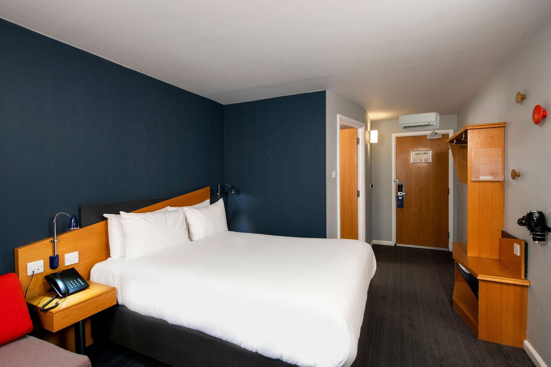 Holiday Inn Express Newport By IHG 1 Double Standard with Free Hot Breakfast