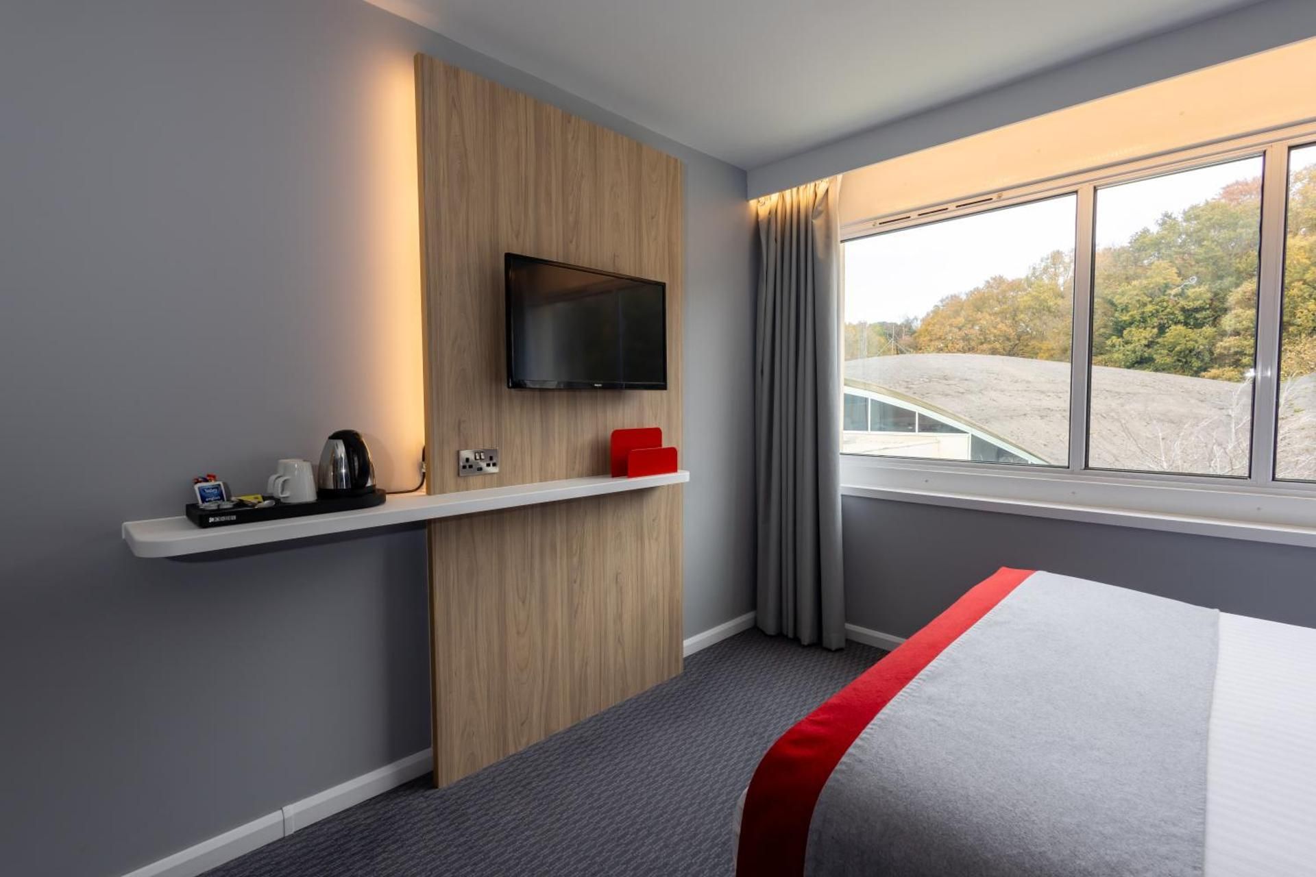 1 Queen Standard Accessible with Free Hot Breakfast