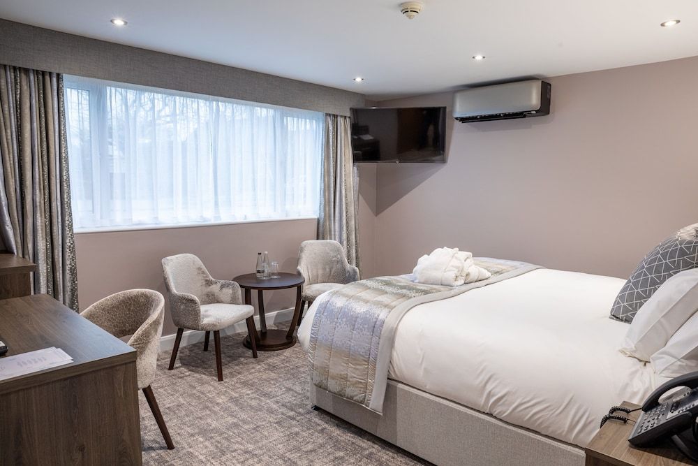Superior Room, 1 King Bed, Non Smoking (Converts to 2 Twin Beds)