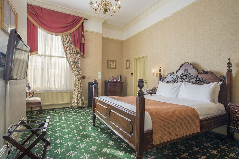 Suite, 1 King Bed (Victorian)
