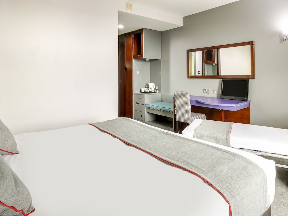 Standard Room, 1 King Bed, Non Smoking (with Single Sofabed)