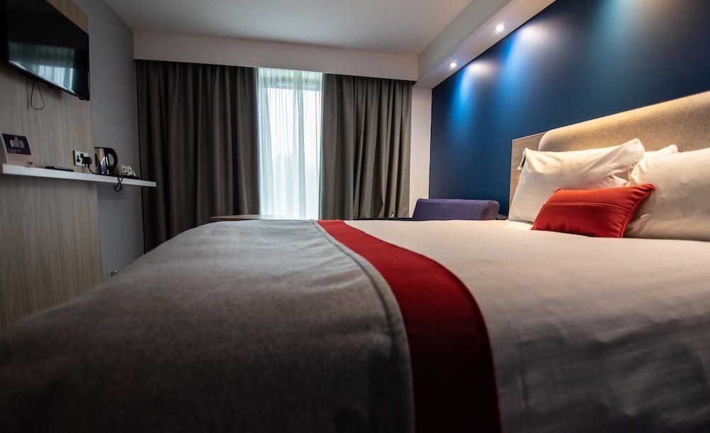 Holiday Inn Express London Stansted Airport by IHG Standard Room, 1 Double Bed with Sofa bed (with Free Hot Breakfast) 5