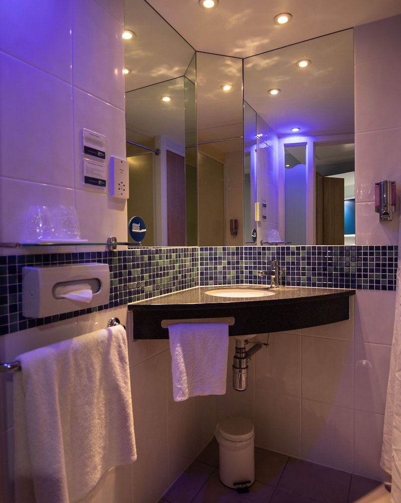 Holiday Inn Express London Stansted Airport by IHG Standard Room, 1 Double Bed with Sofa bed (with Free Hot Breakfast) 7