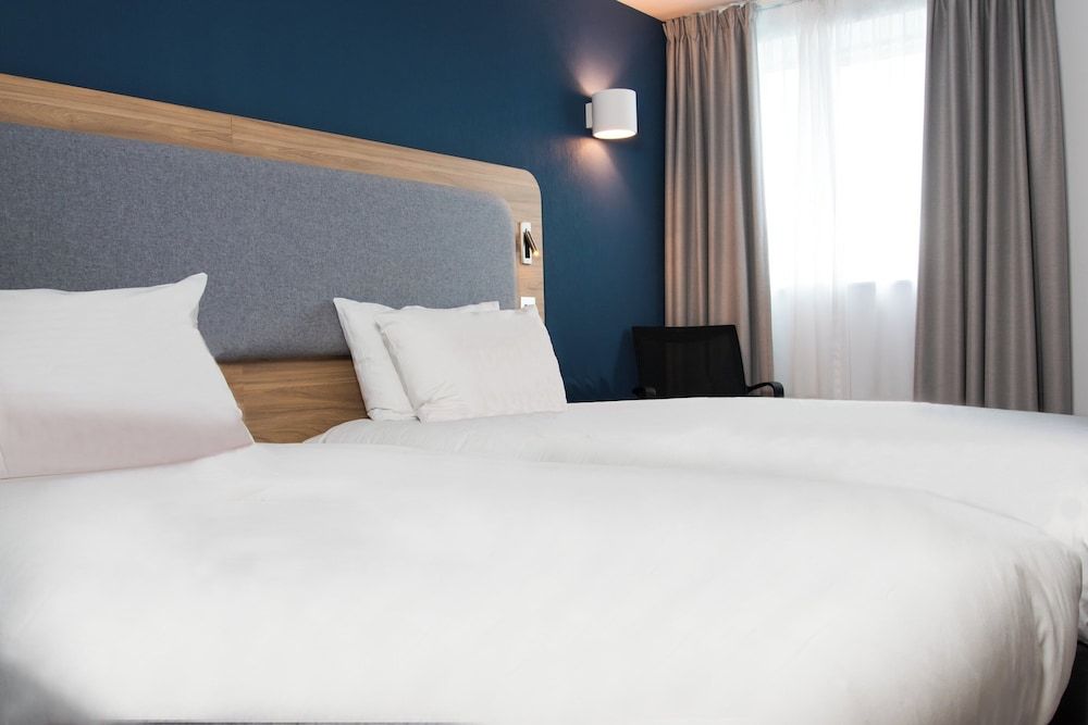 Holiday Inn Express Swindon City Centre by IHG Standard Room, 2 Twin Beds (Free Hot Breakfast) 9