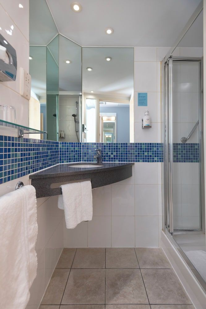 Holiday Inn Express Swindon City Centre by IHG Standard Room, 2 Twin Beds (Free Hot Breakfast) 12