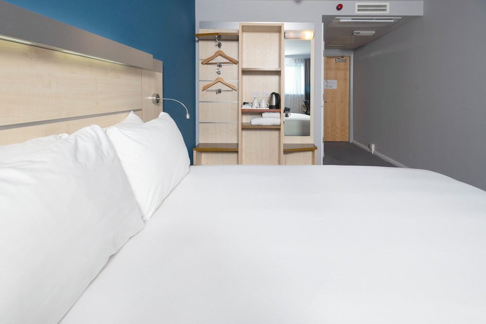Holiday Inn Express Swindon City Centre by IHG Standard Room, 1 King Bed, Accessible (Free Hot Breakfast) 9