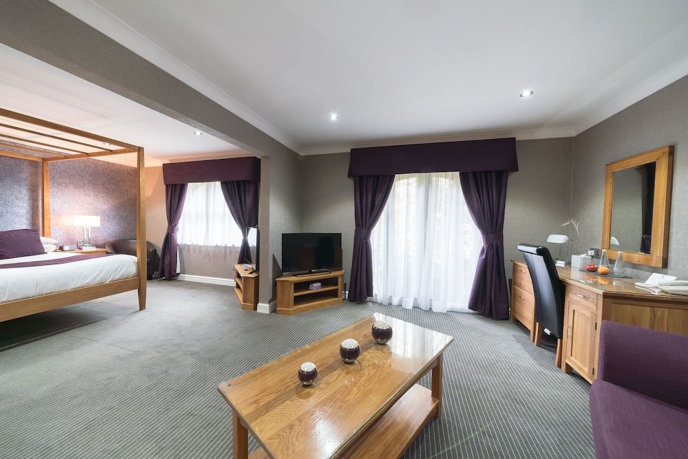 The Everglades Park Hotel Superior Suite, 1 King Bed 4