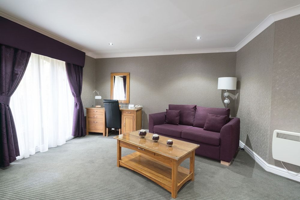 The Everglades Park Hotel Superior Suite, 1 King Bed 5