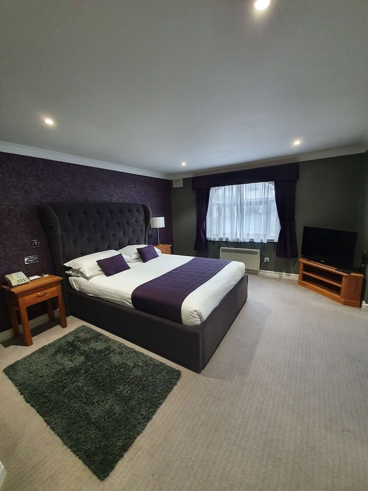 The Everglades Park Hotel Superior Suite, 1 King Bed 3