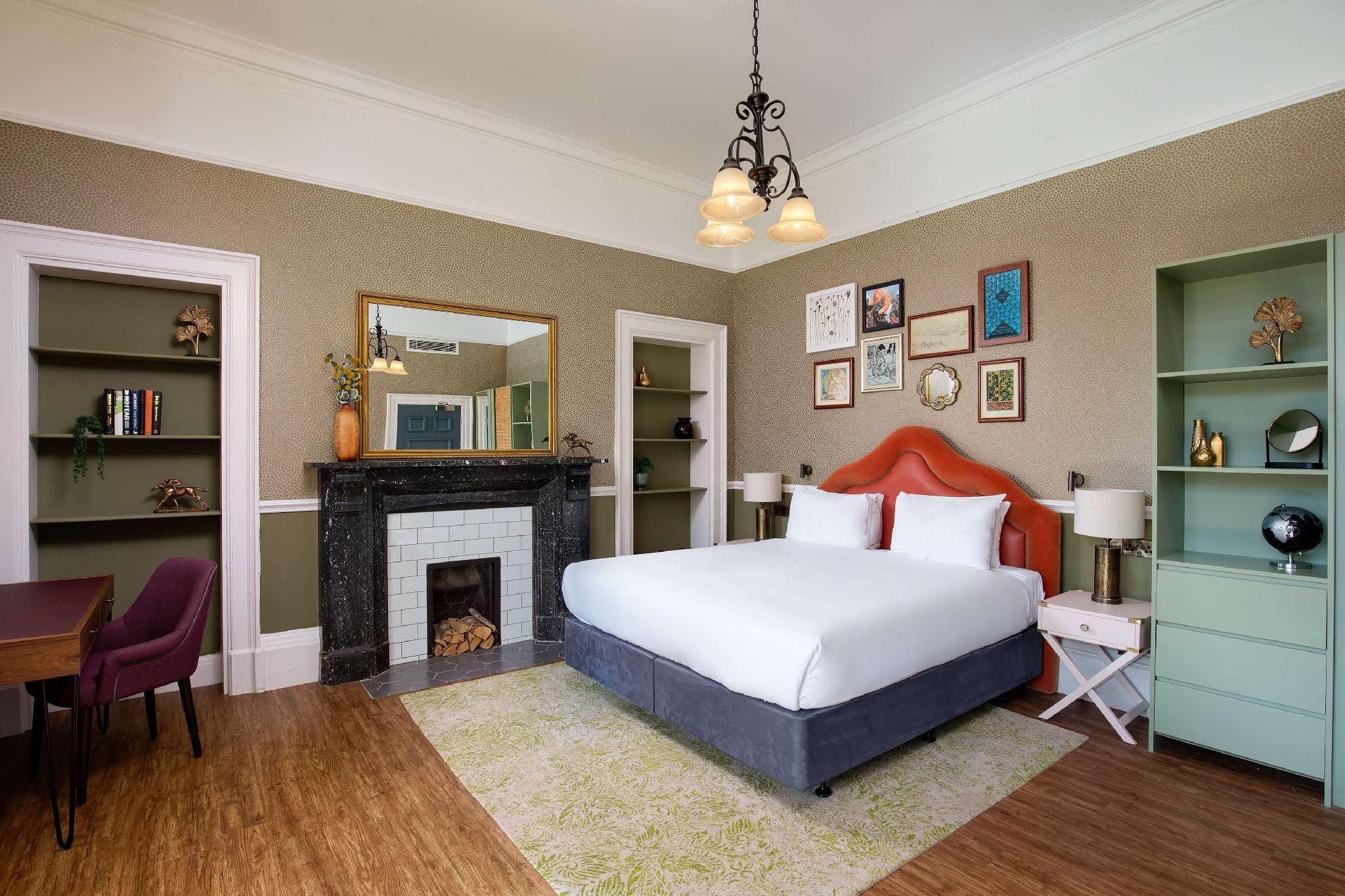 King George Walton Junior Suite