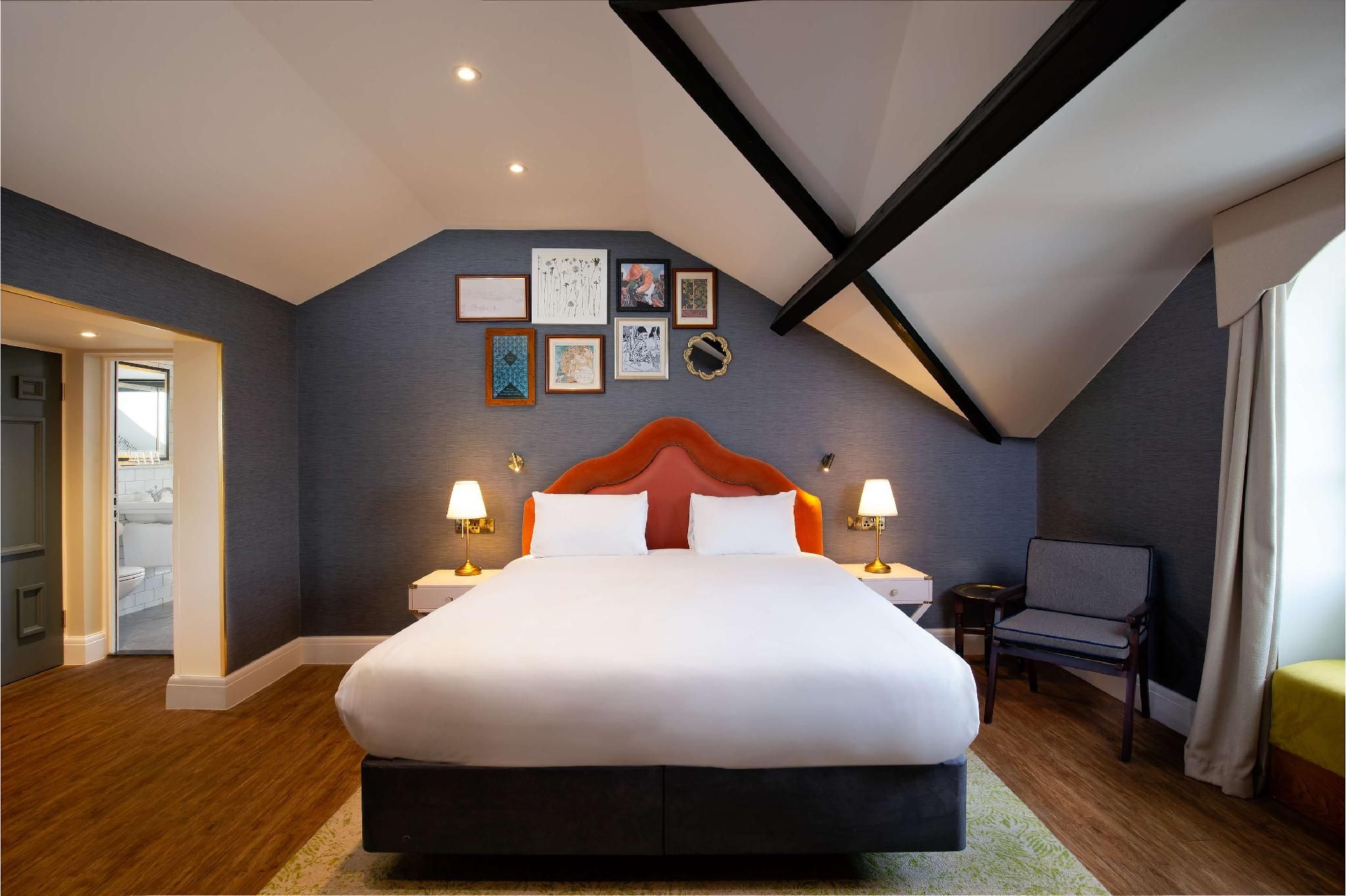 KNAVESMIRE ATTIC SUITE