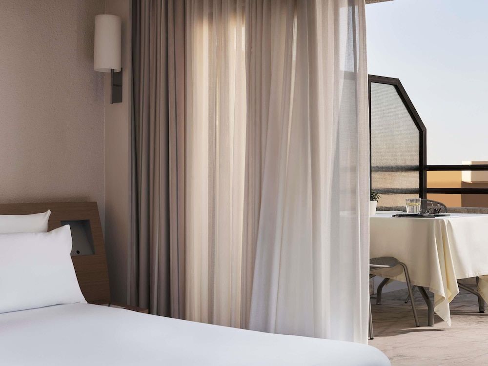 undefined Novotel Athenes 4