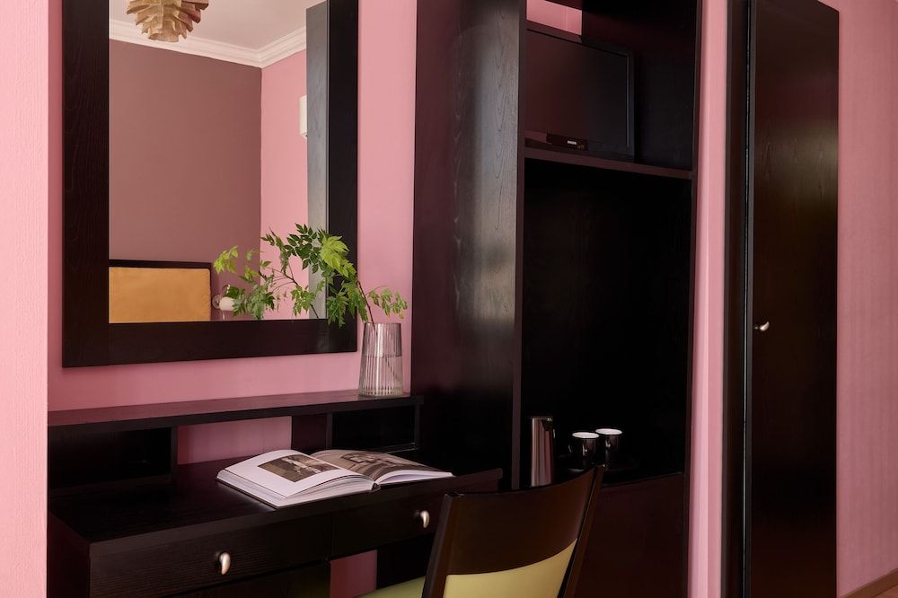 Delphi Art Hotel Standard Room 4