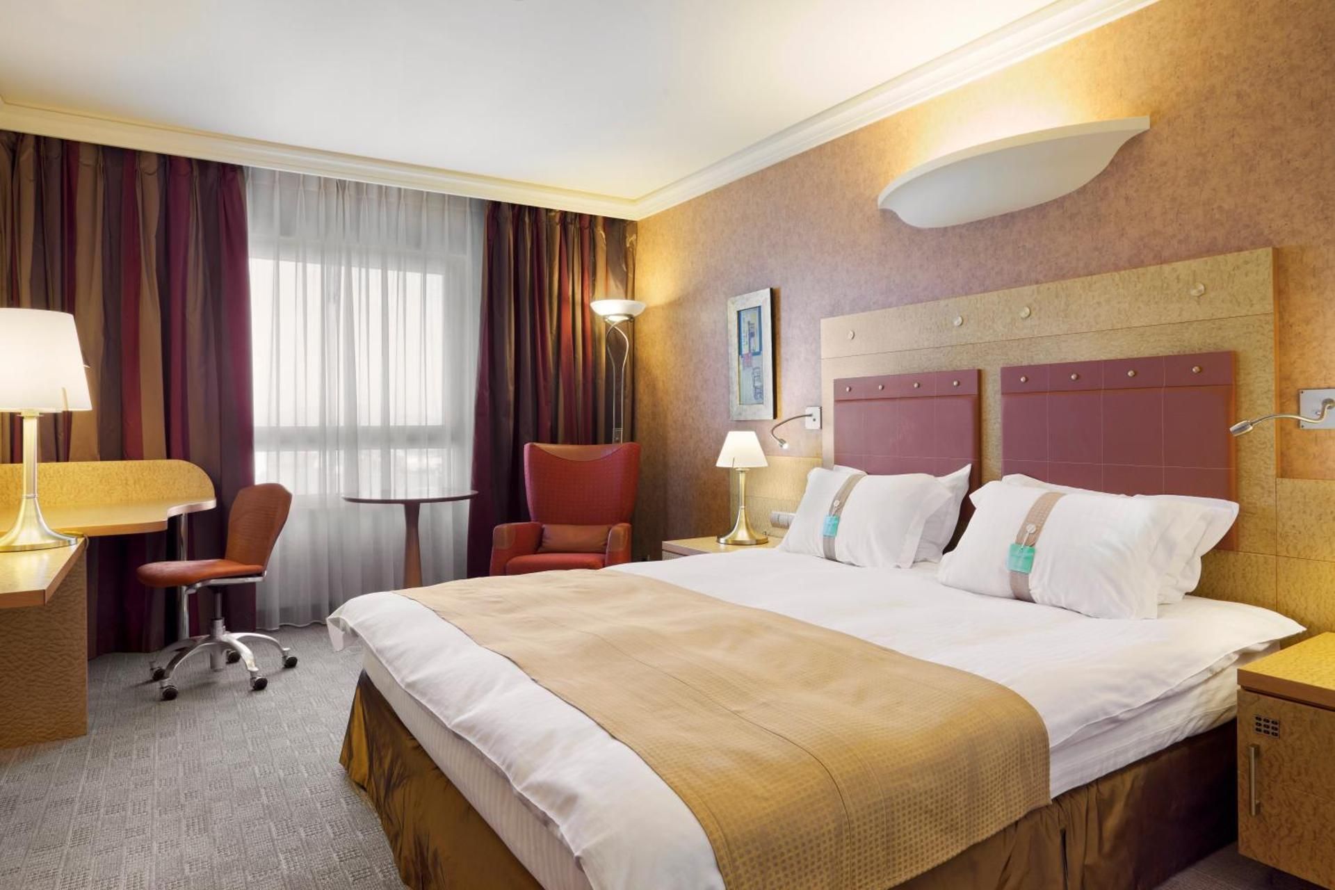 1 King Bed Premium Smoking