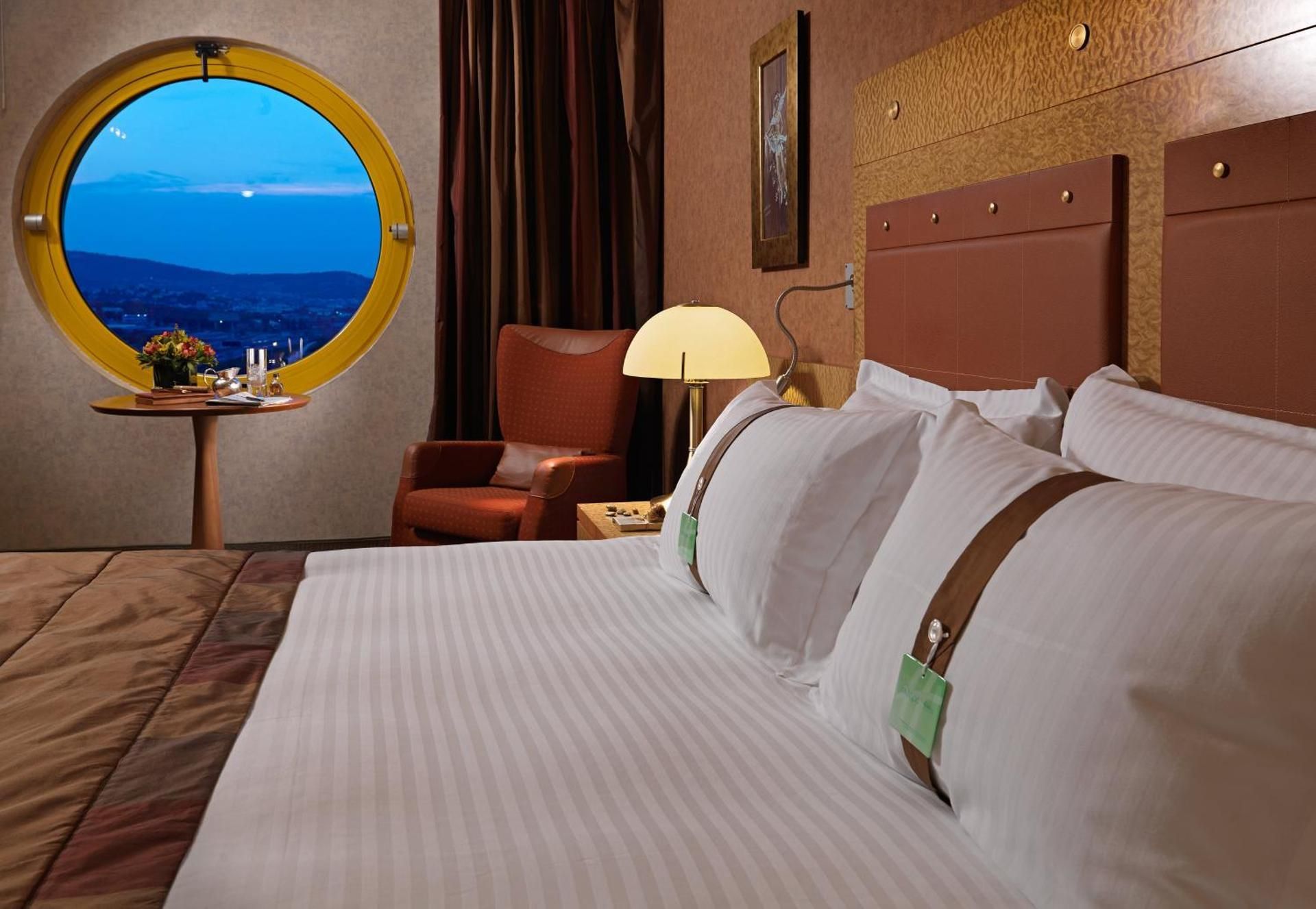 1 King Bed Premium No Smoking