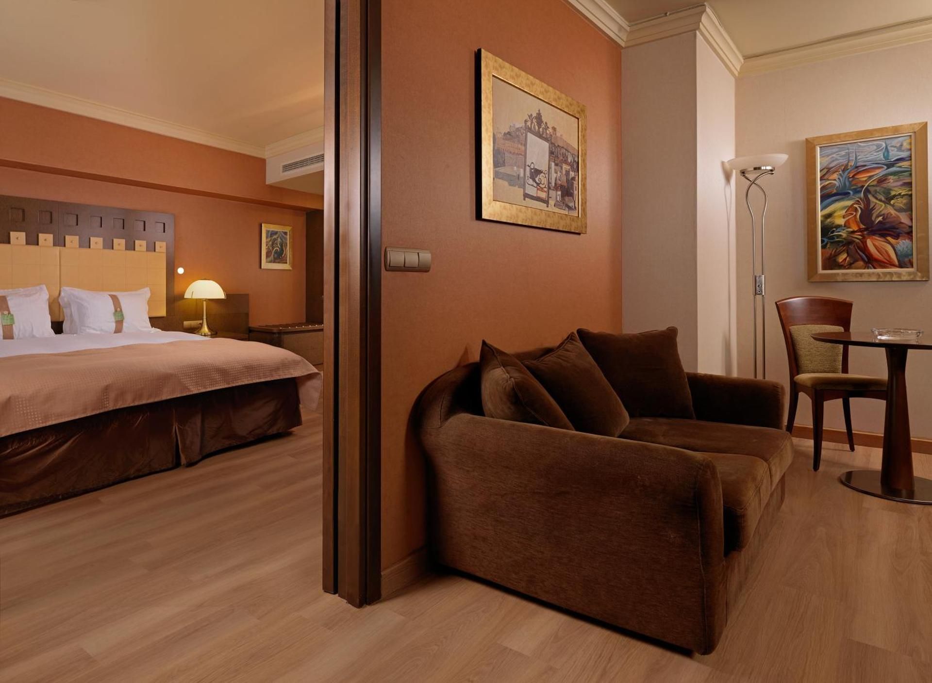 1 King Bed Suite Seperate Living Area Smokin