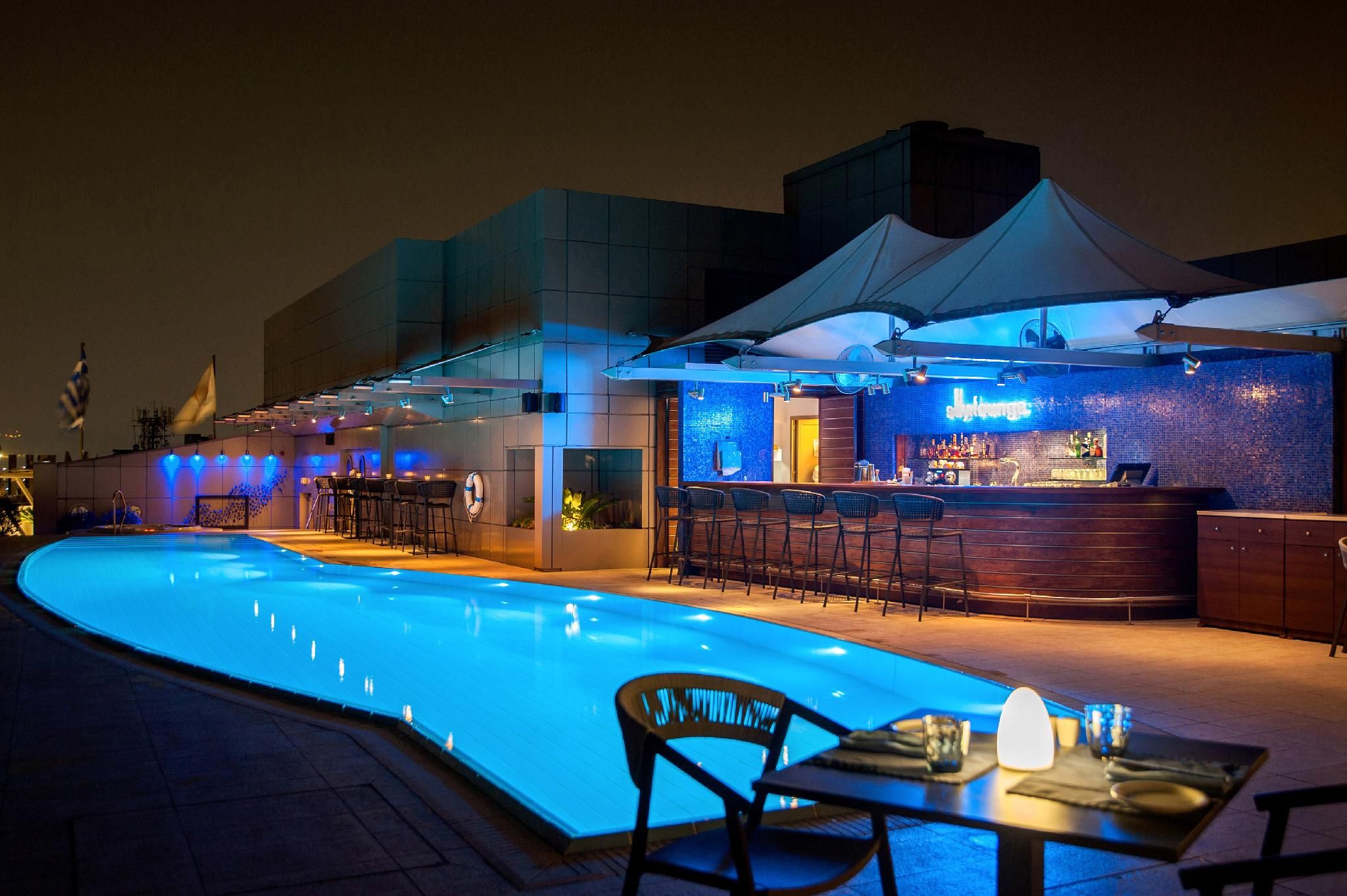 swimming pool [outdoor]