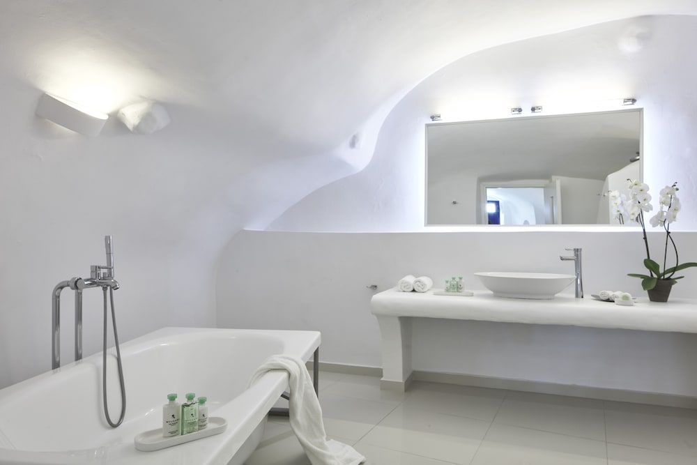 Katikies Chromata Santorini - The Leading Hotels of the World Superior Outdoor Jetted Tub Suite