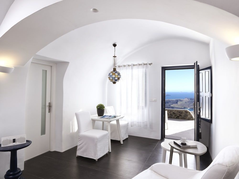 Katikies Chromata Santorini - The Leading Hotels of the World Superior Outdoor Jetted Tub Suite 3