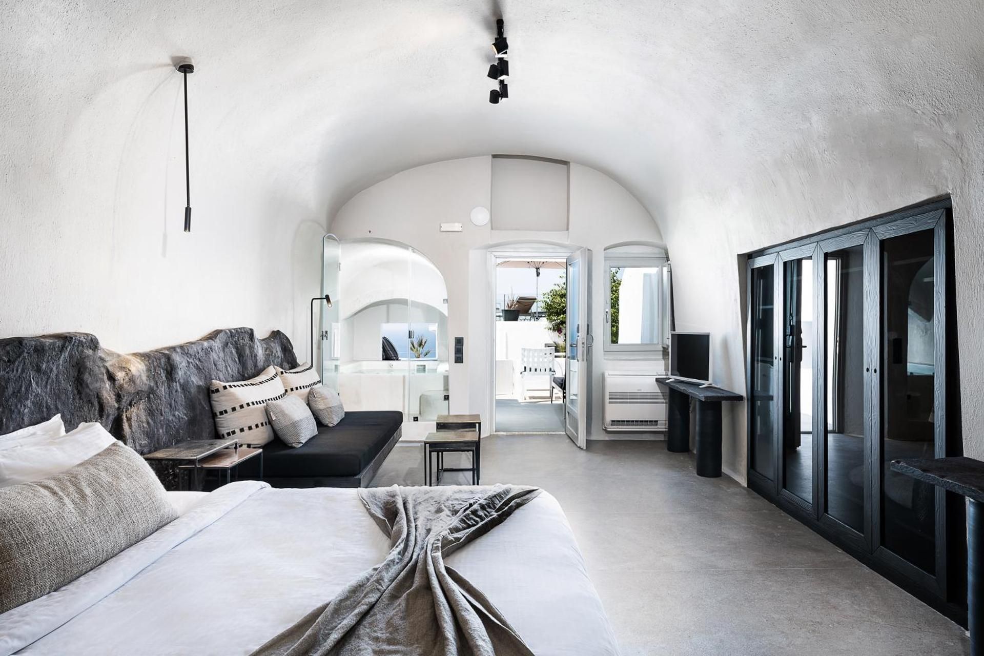 Honeymoon Suite with Jacuzzi and Caldera View